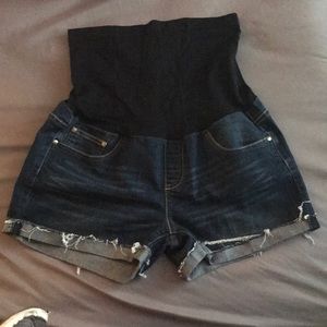 XL cutoff maternity shorts
